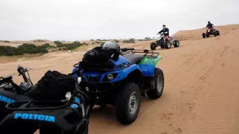 Policía en las dunas de Pinamar para el control de cuatriciclos Policía en las dunas de Pinamar para el control de cuatriciclos