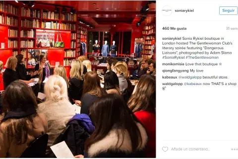 En una de las boutiques de la marca, una tarde de lectura entre mujeres En una de las boutiques de la marca, una tarde de lectura entre mujeres
