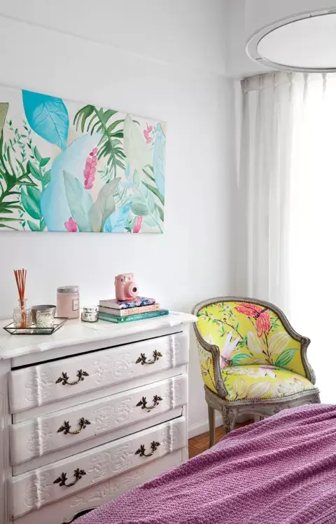 Cortinas heredadas, cómoda de estilo provenzal que compró por Facebook y pie de cama (Arredo) en rosa fuerte. Cortinas heredadas, cómoda de estilo provenzal que compró por Facebook y pie de cama (Arredo) en rosa fuerte.