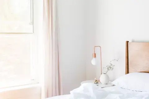 Apostar a las cortinas blancas de voile es una gran forma de ampliar los ambientes y sumarles calidez 