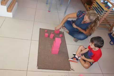 Los niños tienen la libertad de explorar y desarrollar sus potenciales al trabajar con materiales, ya sea independientemente o en grupos, dentro de un Ambiente preparado.