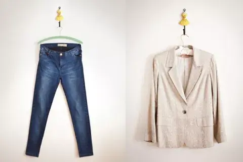 Jean básico color azul y blazer liso, dos prendas que forma parte de la moda slow. Jean básico color azul y blazer liso, dos prendas que forma parte de la moda slow.