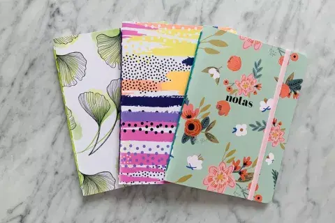 Cuadernos artesanales y personalizados. Hay opciones desde $220 en la tienda de estas emprendedoras, We Cuadernos (@we.cuadernos).