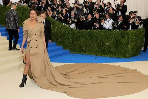 Un look que dio que hablar por su propuesta controversial. Un look que dio que hablar por su propuesta controversial.