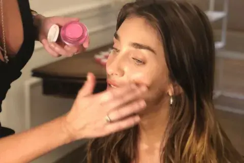 Las tintas se aplican en labios y mejillas, sin necesidad de usar pinceles ni brochas, para un look natural Las tintas se aplican en labios y mejillas, sin necesidad de usar pinceles ni brochas, para un look natural