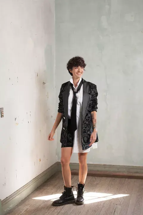 Traje de blazer y bikers, Cloetas, $27.500 Y $11.000. Camisa oversize, Mishka, $11.980. Corbata, Giesso, $5386. Borcegos, Dr. Martens, $24.900. Traje de blazer y bikers, Cloetas, $27.500 Y $11.000. Camisa oversize, Mishka, $11.980. Corbata, Giesso, $5386. Borcegos, Dr. Martens, $24.900.