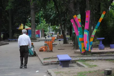 La plaza, con sus juegos, sobre la estación La plaza, con sus juegos, sobre la estación