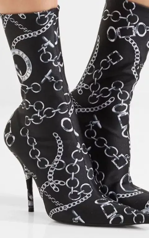 Con su sello distintivo Balenciaga también adoptó las sock boots Con su sello distintivo Balenciaga también adoptó las sock boots
