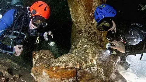 En los fondos de este pasadizo se encontraron restos arqueológicos de la cultura maya. (Foto: Kadu Pinheiro/ GAM INAH). En los fondos de este pasadizo se encontraron restos arqueológicos de la cultura maya. (Foto: Kadu Pinheiro/ GAM INAH).