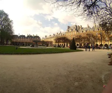 Place de Vosges, la plaza más antigua de París Place de Vosges, la plaza más antigua de París