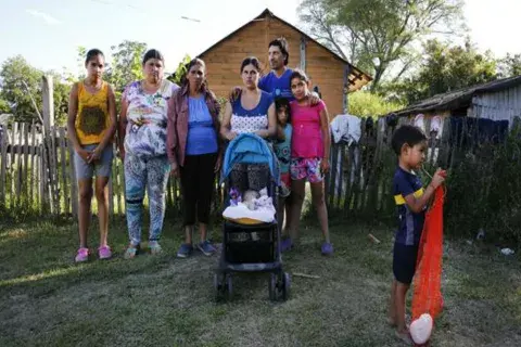 Margarita Arevalo, mama de la beba Rosa Azul, que padece hidrocefalia junto a Gladis Arevalo, madre de Nicolás, nene de cuatro años muerto por intoxicación de agroquímicos. Margarita Arevalo, mama de la beba Rosa Azul, que padece hidrocefalia junto a Gladis Arevalo, madre de Nicolás, nene de cuatro años muerto por intoxicación de agroquímicos.
