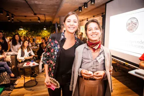 Camila Narbaitz y Carolina Laspiur, dos amigas viajeras que crearon @Mapoteca y no paran de crecer. Camila Narbaitz y Carolina Laspiur, dos amigas viajeras que crearon @Mapoteca y no paran de crecer.