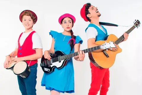 Pequeño Pez, el trío que hace "Orquesta Papelones" Pequeño Pez, el trío que hace "Orquesta Papelones"