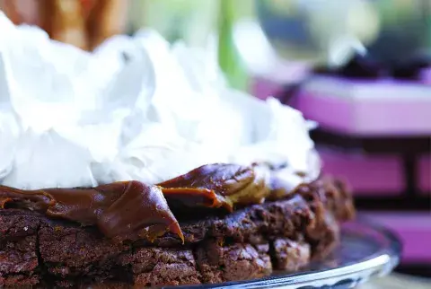 De postre, marquise de chocolate con nueces, frutos rojos y menta De postre, marquise de chocolate con nueces, frutos rojos y menta