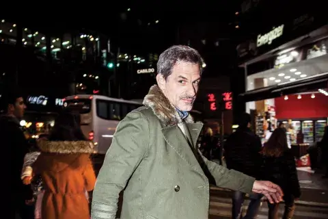 Parka (Bolivia, $4485), suéter (Bolivia, $1293), camisa (AY Not Dead, $1316), jeans (Bolivia, $1560), zapatillas de Rafa Parka (Bolivia, $4485), suéter (Bolivia, $1293), camisa (AY Not Dead, $1316), jeans (Bolivia, $1560), zapatillas de Rafa