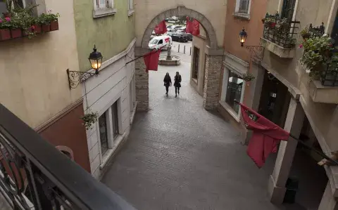 Plaza Canning, la curiosa aldea-shopping a 32 km de Capital