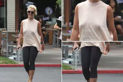 Al salir de paseo Britney Spears se olvidó el corpiño y de sacarse las calzas spandex que se usan debajo de los jeans ¡Terrible Brit!