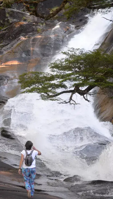 La sorprendente cascada del arroyo Frey, sobre la piedra lisa La sorprendente cascada del arroyo Frey, sobre la piedra lisa