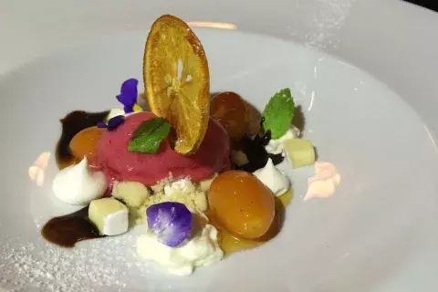 Uno de los platos del Ciclo: quinotos en almíbar de naranjas sanguíneas con queso morbier,sorbete de corintos