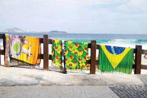 Las famosas cangas se venden en la playa a partir de R$30. Hay estaciones de gimnasia por toda la orla, la de abajo es la de Leblon. Las famosas cangas se venden en la playa a partir de R$30. Hay estaciones de gimnasia por toda la orla, la de abajo es la de Leblon.