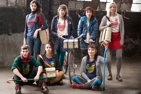 Todas se pusieron la remera "Mujer bonita es la que lucha" ($150), uno de sus diseños propios con mensajes sociales Todas se pusieron la remera "Mujer bonita es la que lucha" ($150), uno de sus diseños propios con mensajes sociales