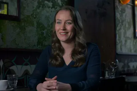 Ayleen Charlotte en El Estafador de Tinder. Foto gentileza de Netflix Ayleen Charlotte en El Estafador de Tinder. Foto gentileza de Netflix