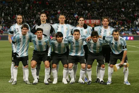 Investigá cómo se conforma el plantel de los 23 jugadores para no hacer nignún papelón Investigá cómo se conforma el plantel de los 23 jugadores para no hacer nignún papelón