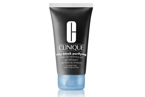 Gel de limpieza purificador en base a carbón City Block. Limpia la piel en profundidad, neutraliza los efectos contaminantes de la poluciòn ambiental, y controla el exceso de oleosidad, $1.200, Clinique