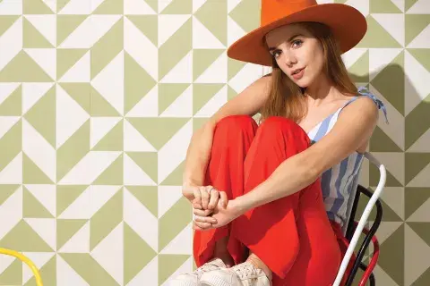  SOMBRERO (MADE IN CHOLA, $1600), TOP (ESTANCIAS, $1030), PANTALÓN (CLOETAS, $2900), ZAPATILLAS (PUMA, $1099). 