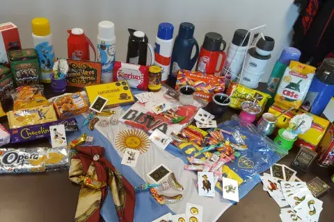 Termos, galletitas, cartas y accesorios que en Argentina son de uso común pero en pesos chilenos Termos, galletitas, cartas y accesorios que en Argentina son de uso común pero en pesos chilenos