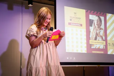 Marina Maiztegui, una de las presentadoras de la noche, al momento de nombrar a la ganadora de la terna Deco. Marina Maiztegui, una de las presentadoras de la noche, al momento de nombrar a la ganadora de la terna Deco.
