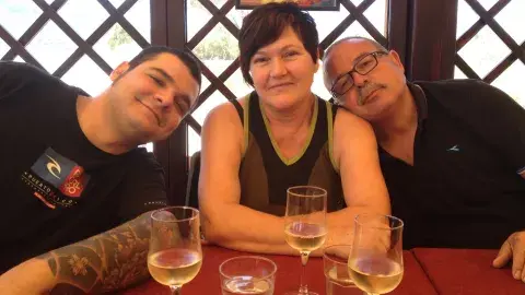 Pinna y sus padres, quienes estarán a cargo de la cena durante un mes Pinna y sus padres, quienes estarán a cargo de la cena durante un mes