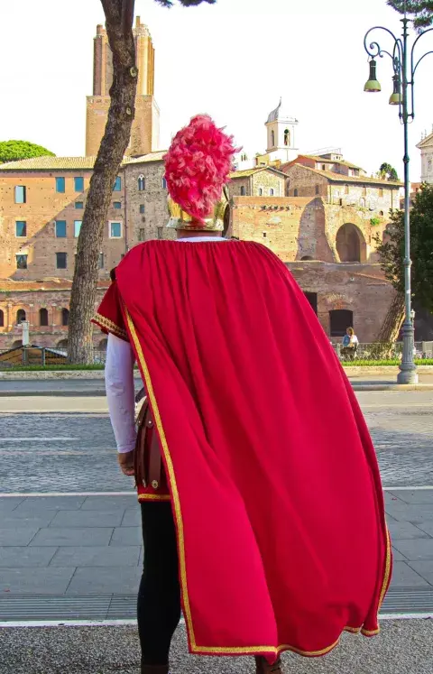 Centurión romano, super acostumbrado a que los turistas le saquen fotos Centurión romano, super acostumbrado a que los turistas le saquen fotos