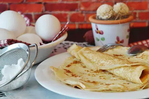 Huevos, harina y leche: los ingredientes básicos para la masa de los panqueques Huevos, harina y leche: los ingredientes básicos para la masa de los panqueques