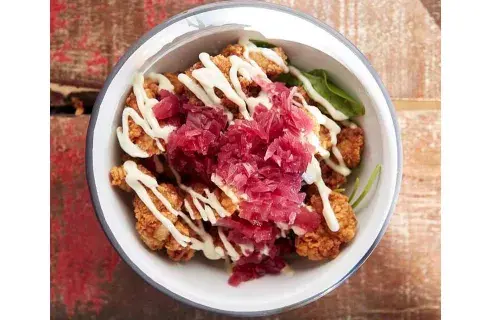 Mollejas fritas, se sirven rúcula, alioli, limón y cebolla pickle Mollejas fritas, se sirven rúcula, alioli, limón y cebolla pickle