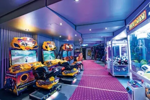 La recreación de los chicos está incluida. Atracciones como el cine 4D o el simulador de Fórmula Uno cuestan 7 euros La recreación de los chicos está incluida. Atracciones como el cine 4D o el simulador de Fórmula Uno cuestan 7 euros