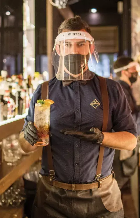 Los bares están habilitados a trabajar solo con reservas, en horario especial y con las medidas de seguridad para el personal. Los bares están habilitados a trabajar solo con reservas, en horario especial y con las medidas de seguridad para el personal.