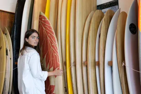 con tablas por todos lados y una decoración con mucha onda, un espacio para visitar con tablas por todos lados y una decoración con mucha onda, un espacio para visitar