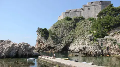 En la cima de un acantilado, el fuerte de Lovrijenac, conocido como el Gibraltar de Dubrovnik En la cima de un acantilado, el fuerte de Lovrijenac, conocido como el Gibraltar de Dubrovnik