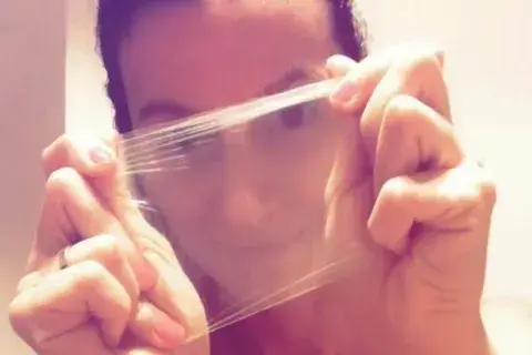 El campo de látex se usa para protegerse del riesgo de ITS al practicar sexo oral vulvar, anal o al frotar las vulvas en el sexo entre mujeres El campo de látex se usa para protegerse del riesgo de ITS al practicar sexo oral vulvar, anal o al frotar las vulvas en el sexo entre mujeres