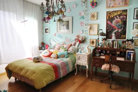 Todos los muebles de la habitación fueron comprados usados. Cada uno representa distintos estilos antiguos de decoración.