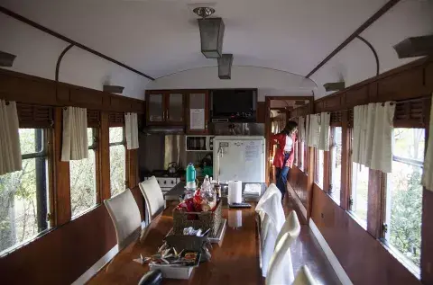 Impecable, y con todas las comodidades, el vagón de La Estación, en Lobos, con capacidad para 6 personas. 