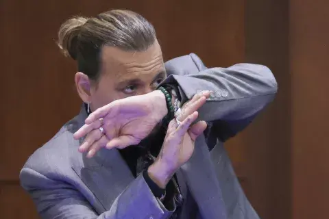 El actor Johnny Depp testifica durante el juicio en el Tribunal de Circuito del Condado de Fairfax en Fairfax, Virginia, el miércoles 20 de abril de 2022