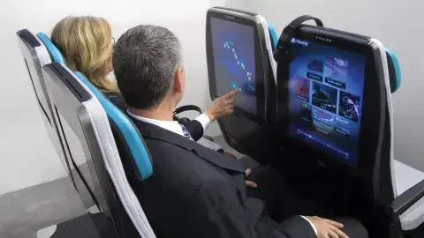Un prototipo de Thales, con una pantalla táctil de 21,3 pulgadas Un prototipo de Thales, con una pantalla táctil de 21,3 pulgadas
