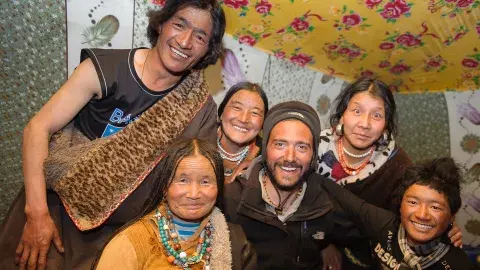 Una de las fotos preferidas de Nicolás: en la carpa de unos nómadas tibetanos con quienes se refugió durante una brutal tormenta de nieve a 4600 m de altura Una de las fotos preferidas de Nicolás: en la carpa de unos nómadas tibetanos con quienes se refugió durante una brutal tormenta de nieve a 4600 m de altura