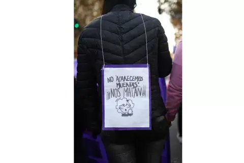 "No aparecemos muertas ¡Nos matan!". Foto: Josefina Nicolini "No aparecemos muertas ¡Nos matan!". Foto: Josefina Nicolini