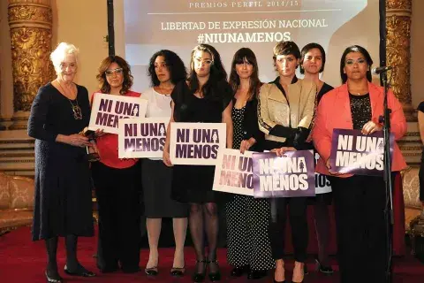 Las #niunamenos Florencia Etchevès, Soledad Vallejos, Marina Abiuso, Mercedes Funes, Valeria Sampedro, Ana Correa y Marcela Ojeda, al recibir el premio perfil a la libertad de expresión.