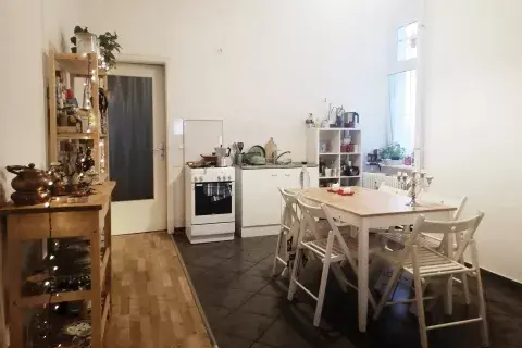 La decoración de nuestro piso compartido con Mareike tiene plantas, muchos libros, muebles simples y low cost.