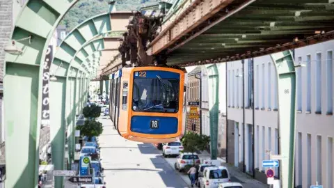 Primer monoriel suspendido en el mundo y queda en Wuppertal (Alemania) Primer monoriel suspendido en el mundo y queda en Wuppertal (Alemania)