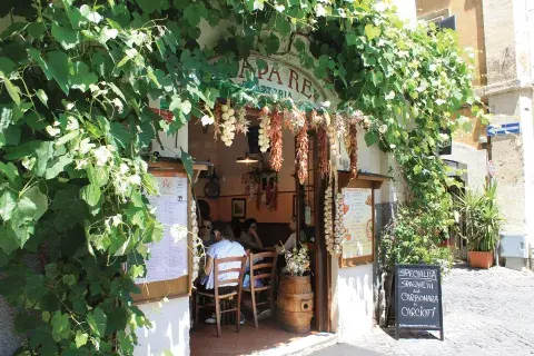 En Roma la buena comida abunda en las típicas trattorias En Roma la buena comida abunda en las típicas trattorias